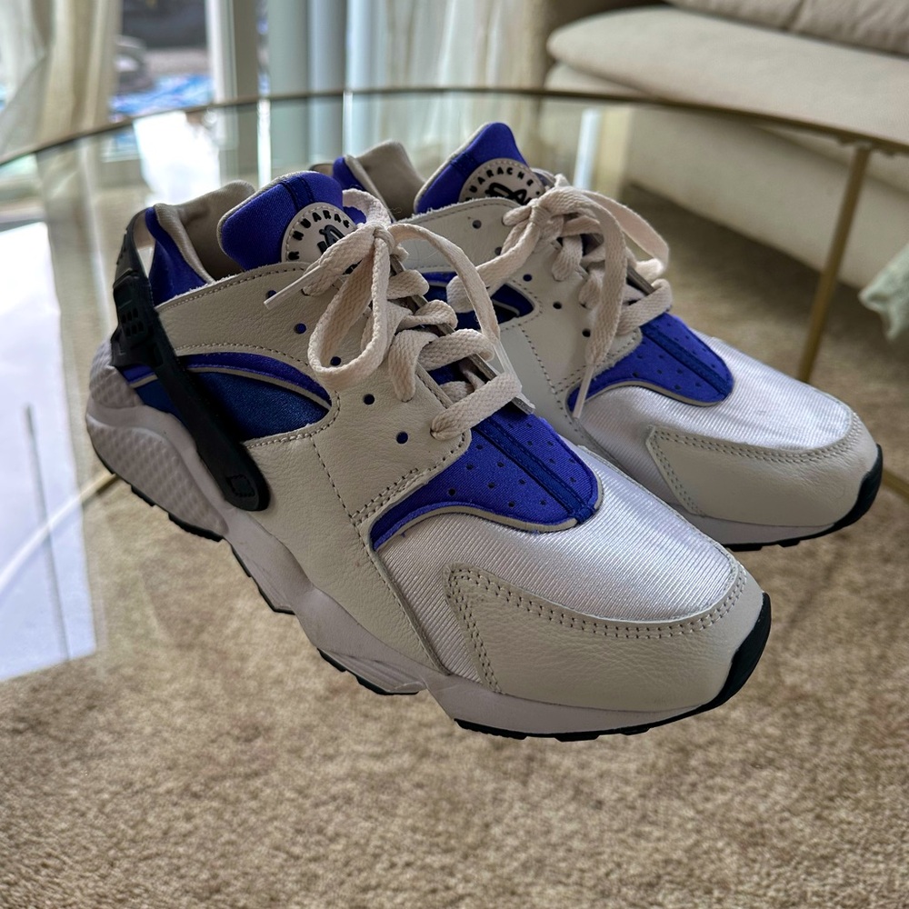 White/blue Nike huraches women’s size 9